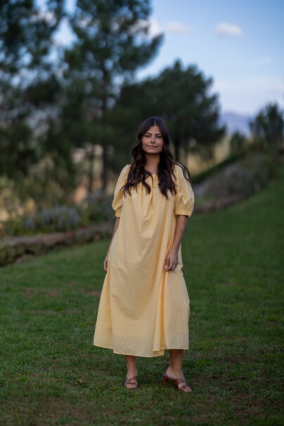 Vestido sem ombros tecido bordado