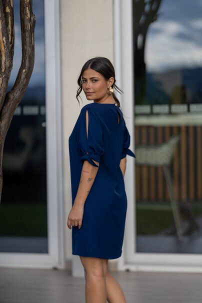 Vestido curto abertura nas mangas